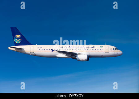 Saudi Arabian Airlines Airbus A320-214 in volo Foto Stock