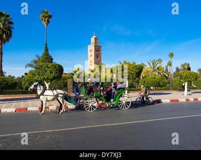 Carrozza a cavalli di fronte alla Moschea di Koutoubia, 1158, Medina Marrakech, Marrakech-Tensift-Al Haouz, Marocco Foto Stock