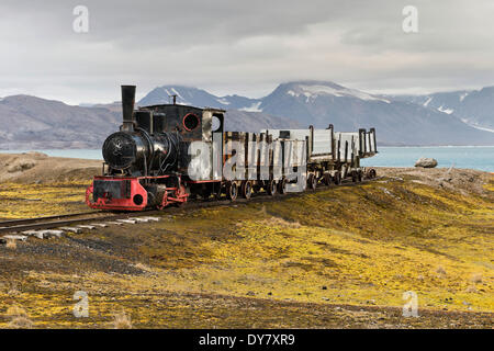Miniera storico treno nella parte anteriore del Kongsfjorden, Ny-Alesund, Spitsbergen, isole Svalbard Isole Svalbard e Jan Mayen, Norvegia Foto Stock