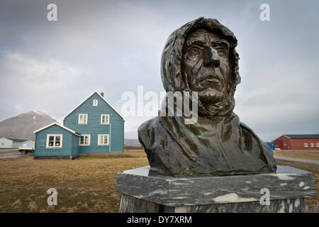 Busto di polare norvegese explorer Roald Amundsen, Ny-Alesund, Spitsbergen, isole Svalbard Isole Svalbard e Jan Mayen, Norvegia Foto Stock