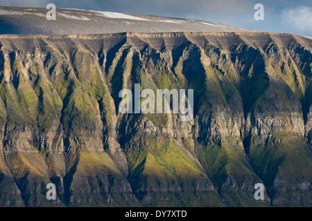 Montagne, Isfjorden, isola Spitsbergen, arcipelago delle Svalbard Isole Svalbard e Jan Mayen, Norvegia Foto Stock