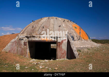 Uno dei 750.000 acciaio e calcestruzzo bunker costruito in Albania durante il periodo comunista, Lin, Albania Foto Stock