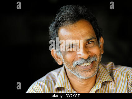 Uomo sorridente, ritratto, Kerala, nel sud dell'India, India Foto Stock