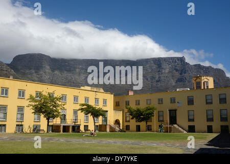 Castello di Buona Speranza, la Montagna della Tavola sul retro, Cape Town, Western Cape, Sud Africa Foto Stock