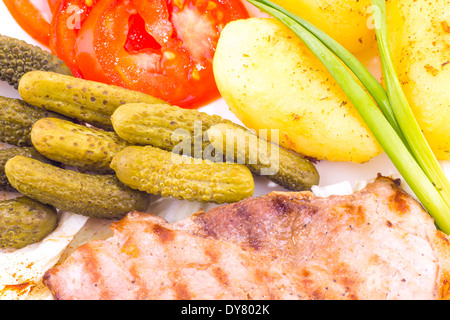 Bistecca alla griglia con patate e verdura Foto Stock