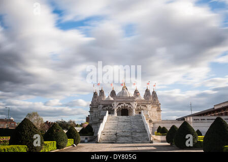 London, Regno Unito - 8 April 2014: La BAPS Shri Swaminarayan Mandir, a cui si fa riferimento anche come Neasden Temple. Utilizzando 5.000 tonnellate di Carrara italiano e Ambaji indiano di marmo e i più raffinati di calcare bulgara, è stato scolpito a mano in India prima di essere assemblati in Londra Foto Stock