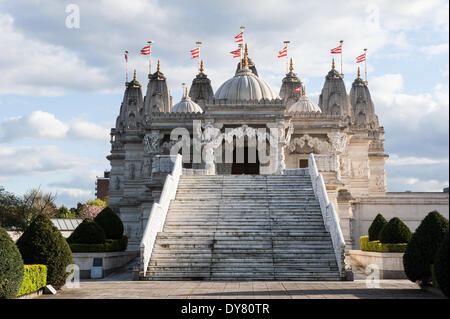 London, Regno Unito - 8 April 2014: La BAPS Shri Swaminarayan Mandir, a cui si fa riferimento anche come Neasden Temple. Utilizzando 5.000 tonnellate di Carrara italiano e Ambaji indiano di marmo e i più raffinati di calcare bulgara, è stato scolpito a mano in India prima di essere assemblati in Londra Foto Stock