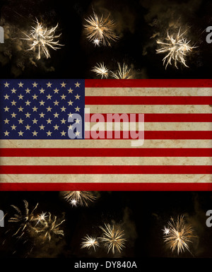 Vintage bandiera americana su fuochi d'artificio del 4 luglio. beautiful Golden fuochi d'artificio di esplodere in un cielo notturno Foto Stock