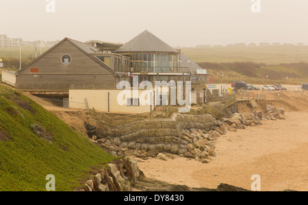 Fistral Beach Newquay Cornwall storm danni causati al café e unità di vendita al dettaglio su Fistral Beach dalle tempeste del 3 gennaio 2014 Foto Stock