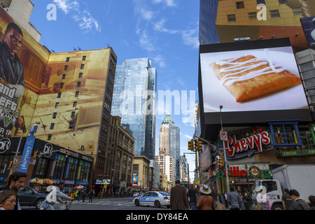 New York Street scene Ottava Avenue guardando a nord est di West 42nd street Foto Stock