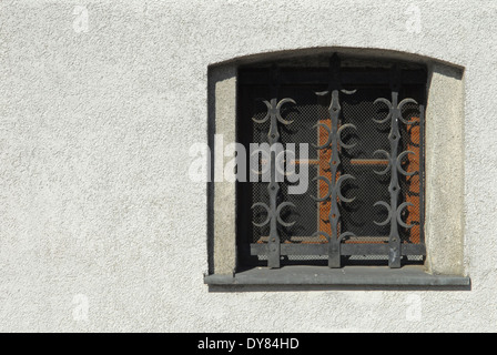 Frammento del vecchio edificio in mattoni distrutti Foto Stock