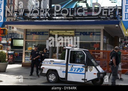 NYPD veicolo tre ruote talvolta doppiato metro-cameriera veicolo al di fuori del Reparto di Polizia Foto Stock