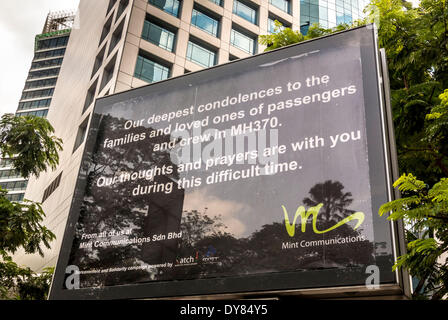 Kuala Lumpur, Malesia. 08 apr 2014. Pubblicità affissioni nel centro di Kuala Lumpur che esprimono condoglianze alle famiglie dei passeggeri e dell equipaggio mancante sul Malaysian Airlines MH370 Credit: Fotografia Bailey-Cooper/Alamy Live News Foto Stock