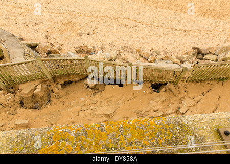 Fistral Beach Newquay Cornwall storm danni causati al café e unità di vendita al dettaglio su Fistral Beach dalle tempeste del 3 gennaio 2014 Foto Stock