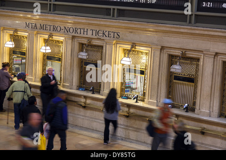 Passeggeri pendolari acquisto biglietti presso la Grand Central Station New York STATI UNITI D'AMERICA Foto Stock