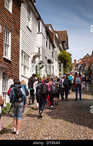 Regno Unito, Inghilterra, East Sussex, segala, partito francese di scolari a camminare su Mermaid Street Foto Stock