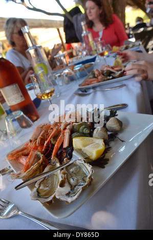 Pranzo a base di pesce sulla terrazza del ristorante Les Paillotes. Ile d'Aix . In POITOU CHARENTES FRANCIA Foto Stock