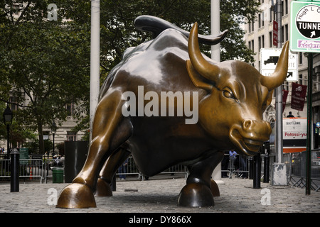 Bolla di carica a cui si fa talvolta riferimento come il Wall Street Bull o Bowling Green Bull vicino a Wall Street a Lower Manhattan New York City, Stati Uniti d'America Foto Stock