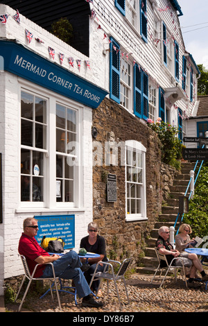 Regno Unito, Inghilterra, East Sussex, segale, desiderano Ward, persone sat in sole fuori Mermaid Angolo tè Rooma Foto Stock