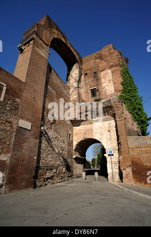 Italia, Roma, Celio, antiche fortificazioni romane delle Mura Serviane, arco della porta Dolabella e rovine dell'acquedotto Nerone Foto Stock