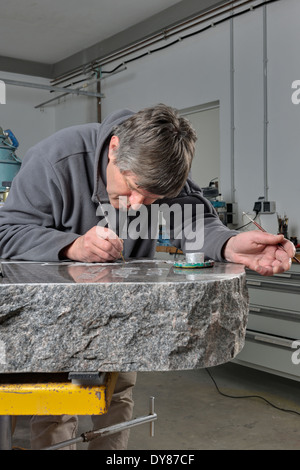 Germania, Stone Mason produzione pietra grave Foto Stock