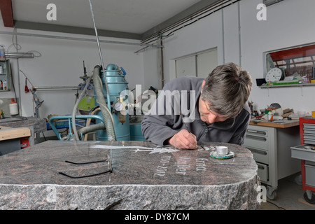 Germania, Stone Mason produzione pietra grave Foto Stock