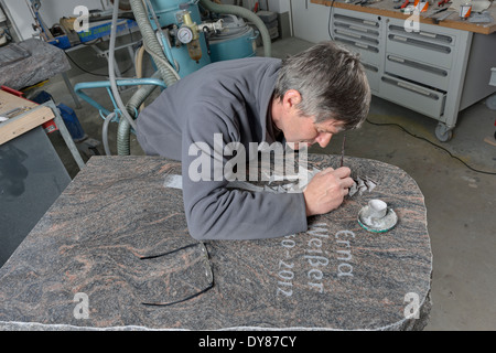 Germania, Stone Mason produzione pietra grave Foto Stock