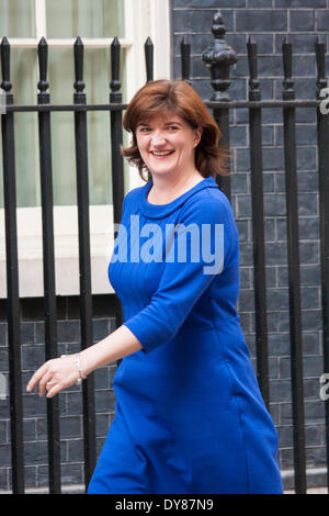 Nicky Morgan arriva al numero 10 dopo l intensificazione dalla sua posizione di Nicky Morgan sta intensificando dal suo ruolo di Segretario economico al Tesoro e avrà anche un posto nell'armadio manipolazione della donna portafoglio di affari. Foto Stock