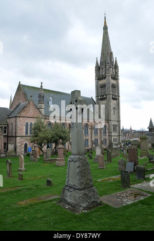 Il Cimitero della vecchia chiesa elevata a Inverness, Scotland con la libera Chiesa di Scozia in background Foto Stock