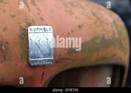 Abbandonato il Nuffield Universal Tractor mostra il logo aziendale sulla parte anteriore Foto Stock