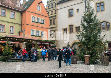 Turisti in piazza al mercato di Natale, Rothenburg, Germania Foto Stock