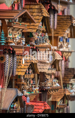 Tradizionali orologi a cucù in vendita, Rothenburg, Germania Foto Stock