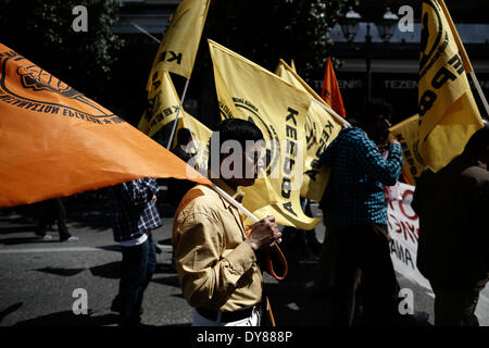 Atene, Grecia. 09Apr, 2014. Tenere gli immigrati flag come essi marzo ad Atene, in Grecia. Raccordi greco ha lanciato un anti-austerità sciopero generale che ha bloccato il treno e l isola di servizi di traghetto mentre interrompere gli ospedali statali e di altri servizi pubblici. Migliaia di manifestanti hanno marciato attraverso il centro di Atene. Credito: Konstantinos Tsakalidis/Alamy Live News Foto Stock