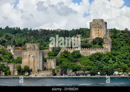 Rumeli Hisari (Castello d'Europa) dalle parti dello stretto del Bosforo, costruita nel 1452 a Istanbul, Turchia. Foto Stock