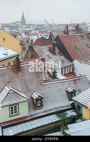 Appena scesa la neve sui tetti, Bamberg, Germania Foto Stock