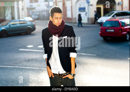 Giovane uomo nella città Foto Stock