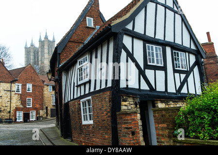 Lincoln City Tudor House & cattedrale in background sulla ripida collina Lincolnshire UK GB Inghilterra Foto Stock