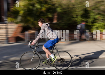 Studente in sella a una moto, Università di Florida Gainesville, FL, Stati Uniti d'America Foto Stock