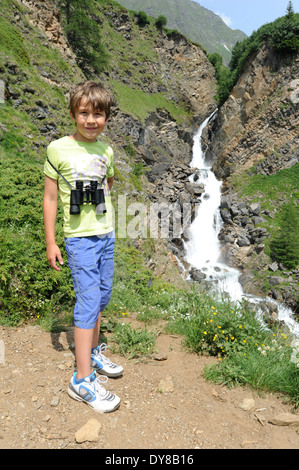 Ragazzo, campo bicchieri, Svizzera Ticino, cascata, sul Lago Ritom Piora,, Alpi, natura e paesaggio Foto Stock