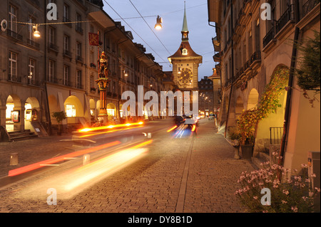 La Svizzera, Berna, Zeitglockenturm, clock tower, street lane, archi, di notte, Unesco patrimonio mondiale Foto Stock