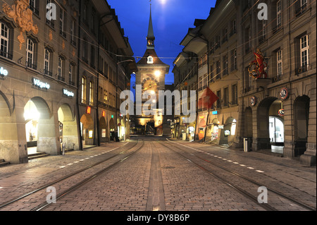 La Svizzera, Berna, Zeitglockenturm, clock tower, street lane, archi, di notte, Unesco patrimonio mondiale Foto Stock