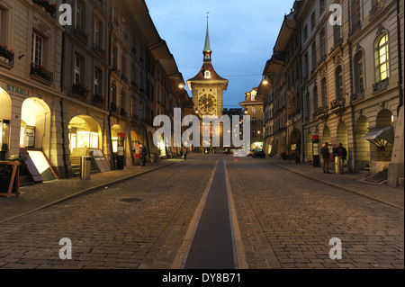 La Svizzera, Berna, Zeitglockenturm, clock tower, street lane, archi, di notte, Unesco patrimonio mondiale Foto Stock