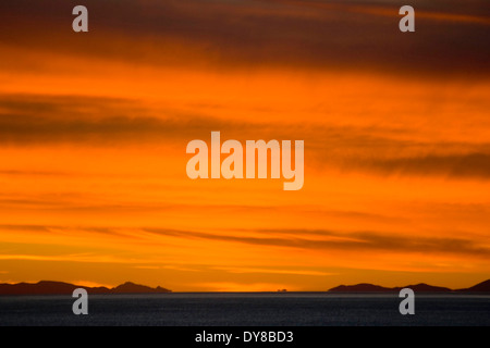 Tramonto spettacolare dall isola di Suasi (Isla Suasi), il lago Titicaca, Perù, Sud America. Foto Stock