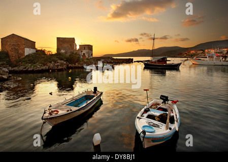 Tramonto al piccolo porto di Kardamyli, Messenia prefettura, Peloponneso, Grecia Foto Stock