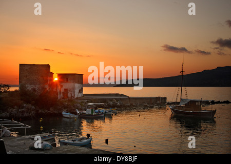 Tramonto al piccolo porto di Kardamyli, Messenia prefettura, Peloponneso, Grecia Foto Stock