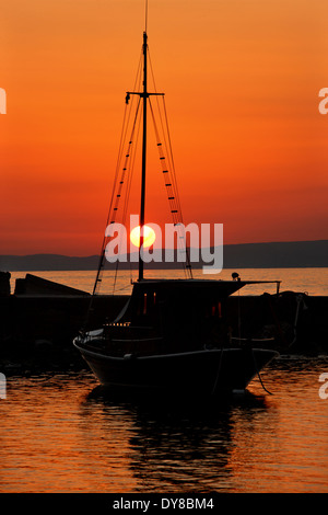 Tramonto al piccolo porto di Kardamyli, Messenia prefettura, Peloponneso, Grecia Foto Stock