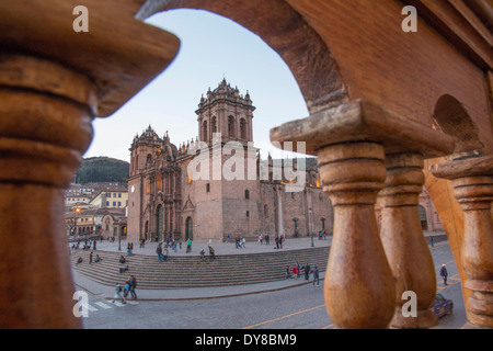 Sud America, Perù, Cuzco, Cattedrale di Santo Domingo, visto attraverso arco della ringhiera Foto Stock