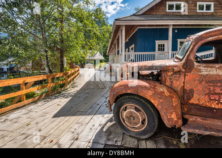 Vecchio arrugginito camion Dodge, case su palafitte, Boardwalk villaggio a Telegraph Cove, Nord Isola di Vancouver, British Columbia, Canada Foto Stock