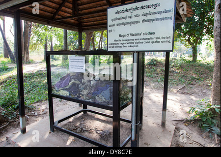 Vittime vestiti all'interno dei campi di sterminio ( Choeung Ek ) Memoriale in Phnom Penh Cambogia Foto Stock