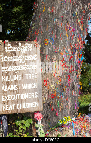 La struttura ad albero di uccisione, all'interno dei campi di sterminio ( Choeung Ek ) Memoriale in Phnom Penh Cambogia Foto Stock